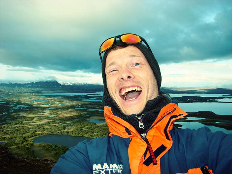 Expeditionsleiter Heiko Gärtner vor einer Seenplatte auf Island