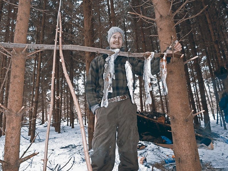 Heiko Gärtner beim Wintersurvival mit seiner Fisch-Beute