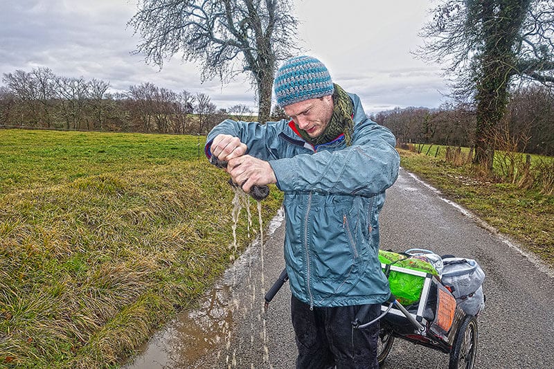 Heiko Gärtner mit nassem Handschuh nach Regenschauer