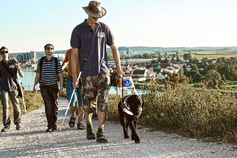 Heiko Gärtner mit Blindenführhund