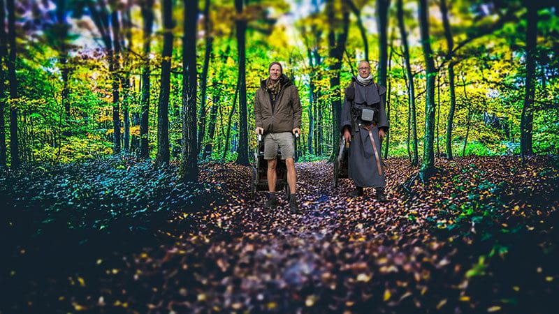 Heiko Gärtner und Franz Bujor wandern im Wald