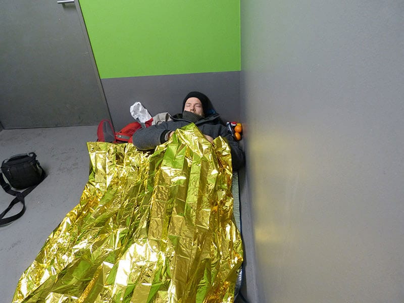 Heiko Gärtner schläft beim Obdachlosenprojekt mit einer Rettungsdecke im Parkhaus