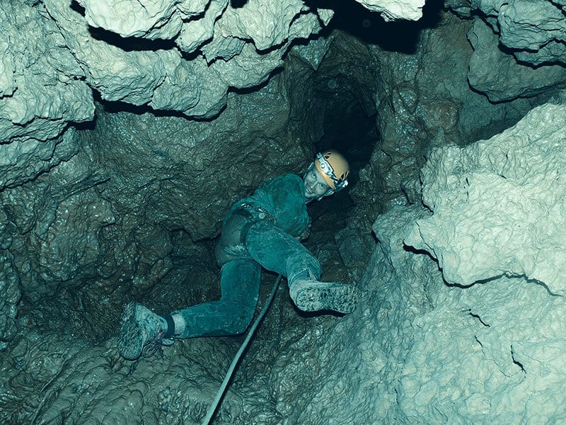 Heiko Gärtner beim Abseilen in einer Höhle