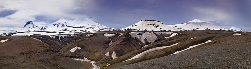 Kerlingarfjöll - Wasserfall vor verschneiten Bergen auf Island
