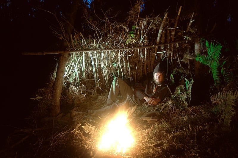 Heiko Gärtner bereitet Esskastanien auf dem Lagerfeuer im Lean-To zu