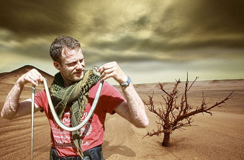Survival Experte Heiko Gärtner mit einer Schlange